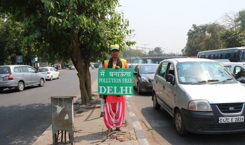 New Delhi: Civil Defence volunteers stand on Delhi streets with placards during the final day of odd-even traffic scheme phase 2 on April 30, 2016. (Photo: IANS)