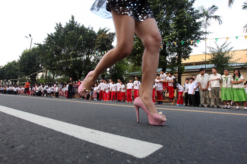 A woman wearing high heels runs during the "Tour de Takong" (Tour of High Heels) in Marikina City, the Philippines (File Xinhua/Rouelle Umali)