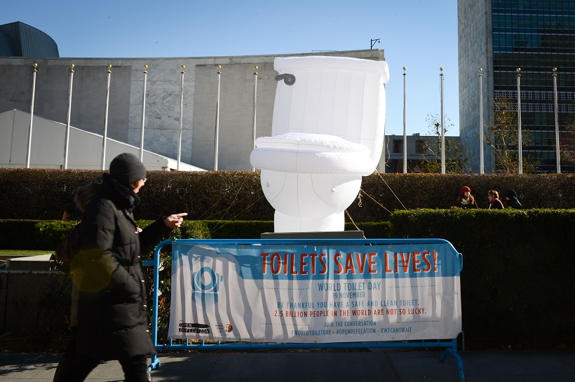 An inflatable toilet set up by the UN is on display in front of the UN headquarters in New York to mark the World Toilet Day. (File Photo - Xinhua/Niu Xiaolei)