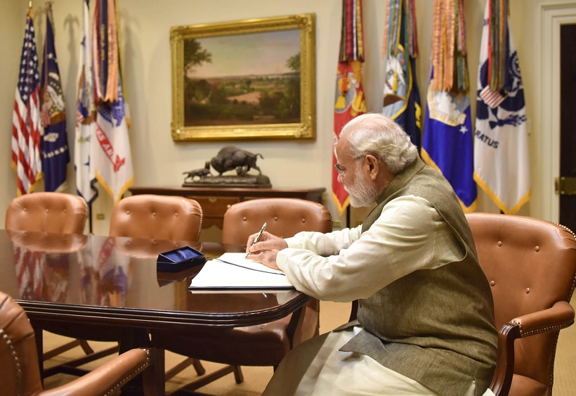 Washington: Prime Minister Narendra Modi signs the visitors' book, at White House in Washington DC, USA on June 7, 2016. (Photo: IANS/PIB)